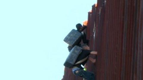 Raw: Suspected Smugglers Scaling US Border Fence